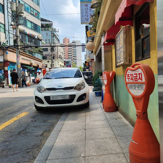 1일 오후 3시쯤 서울 노원구에서 한 차량이 낮 동안 영업을 하지 않는 음식점 앞 인도를 침범해 불법 주차를 하고 있다.  김나현 기자