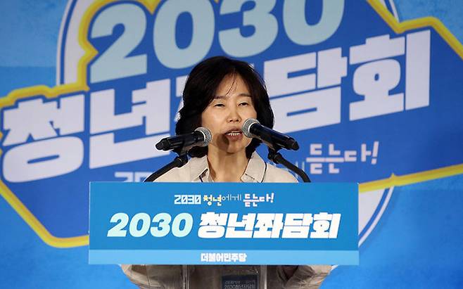 김은경 더불어민주당 혁신위원장이 지난달 30일 서울 성동구 성수동의 한 카페에서 열린 ‘2030 청년 좌담회’에 참석해 인사말을 하고 있다. 뉴시스