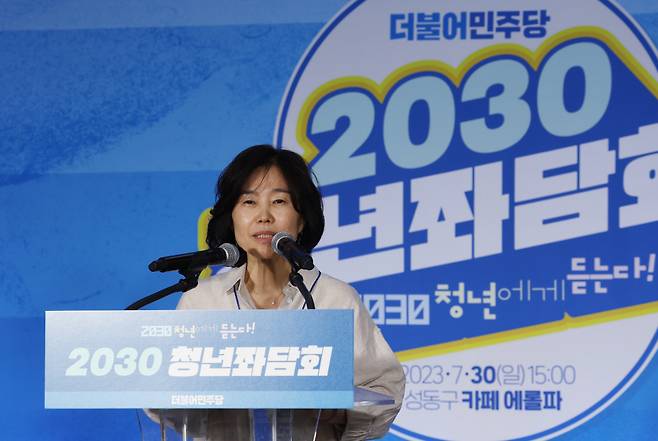 김은경 더불어민주당 혁신위원장이 지난달 30일 성동구의 한 카페에서 열린 2030 청년좌담회에서 인사말을 하고 있다. ⓒ연합뉴스