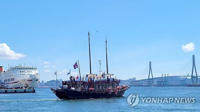 조선통신사선 212년 만에 일본 사행길 (부산=연합뉴스) 조정호 기자 = '평화의 사절' 조선통신사선 재현선이 1일 오전 부산항 옛 연안여객선 부두에서 출항하고 있다. 2023.8.1 ccho@yna.co.kr