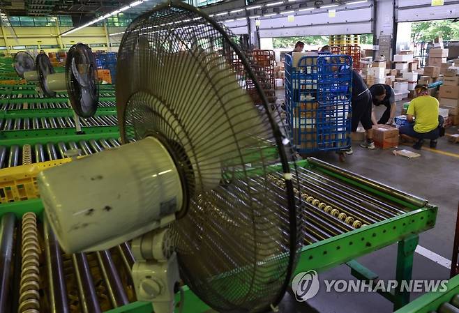 폭염 속의 물류센터 작업 현장(기사와 직접 관련 없음) [연합뉴스 자료사진]