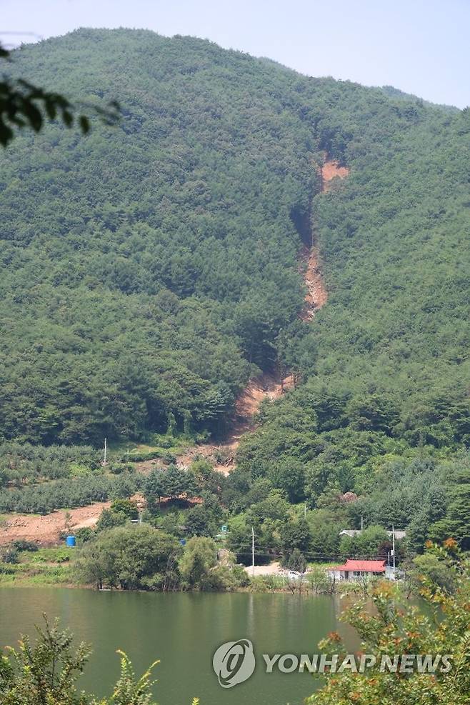 산사태로 무너진 산비탈 (영주=연합뉴스) 박세진 기자 = 지난달 30일 경북 영주시 풍기읍 욱금리 한 산비탈이 최근 계속된 집중 호우로 발생한 산사태로 인해 무너져있다. 현장에서는 복구 작업이 진행 중이다. 2023.7.30 psjpsj@yna.co.kr