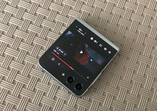 갤럭시Z플립5 커버 화면에서 유튜브 영상을 시청하는 모습./사진=백유진 기자 byj@