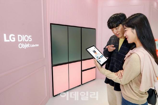 LG전자 모델들이 팝업스토어에서 ‘LG 디오스 오브제컬렉션 무드업(MoodUp)’을 체험하고 있다.(사진=LG전자 제공)