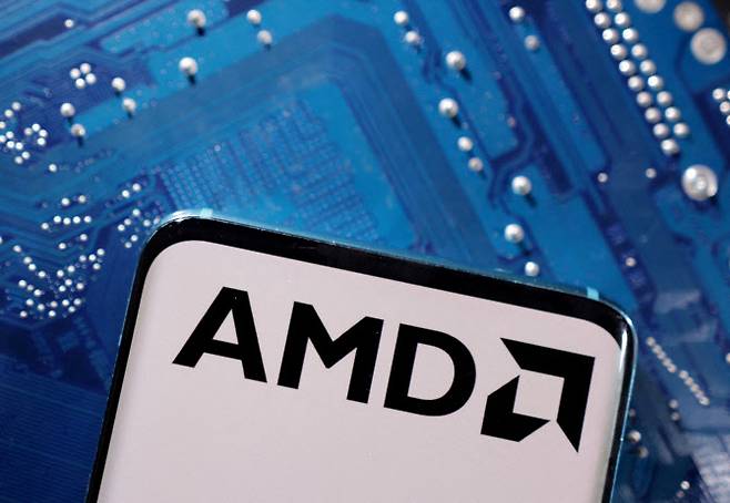 AMD 로고가 표시된 스마트폰이 컴퓨터 마더보드에 놓여있다.(사진=로이터)