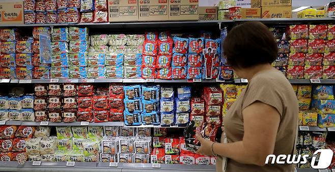 서울의 한 대형마트의 라면 진열대. ⓒ News1 장수영 기자