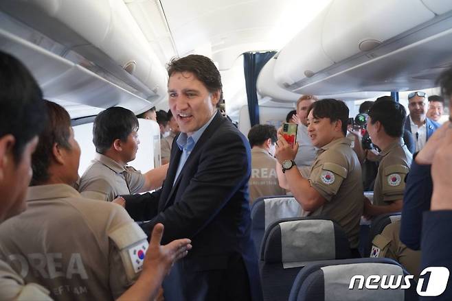 저스틴 트뤼도 캐나다 총리가 1일(현지시간) 캐나다 산불 진화 지원을 위해 파견됐던 '대한민국 해외긴급구호대'(KDRT)의 귀국 비행기에 올라 감사 인사를 전했다. (외교부 제공) 2023.8.2./뉴스1