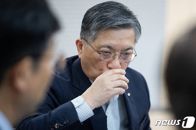 이한준 한국토지주택공사(LH) 사장이 2일 서울 강남구 LH 서울지역본부에서 열린 건설카르텔과 부실시공 근절을 위한 LH 책임관계자 긴급대책회의에서 물을 마시고 있다. 2023.8.2/뉴스1 ⓒ News1 유승관 기자