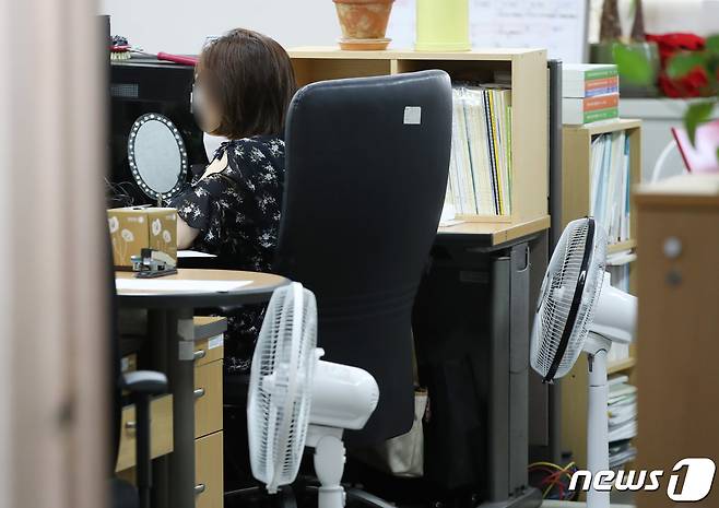 정부서울청사 직원들이 더위 때문에 선풍기를 틀어놓고 있다. 2021.7.20/뉴스1 ⓒ News1 박정호 기자