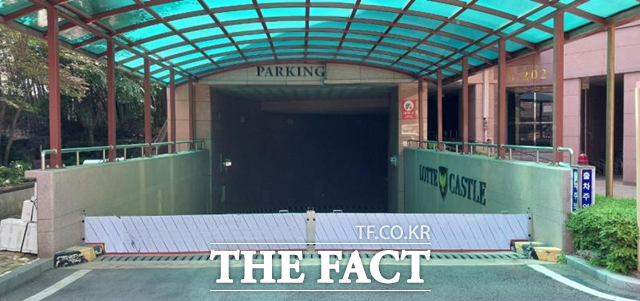 서울시가 신축 공동주택 지하주차장에 물막이판 설치를 의무화한다. 물막이판 설치 및 장착 모습. /서울시