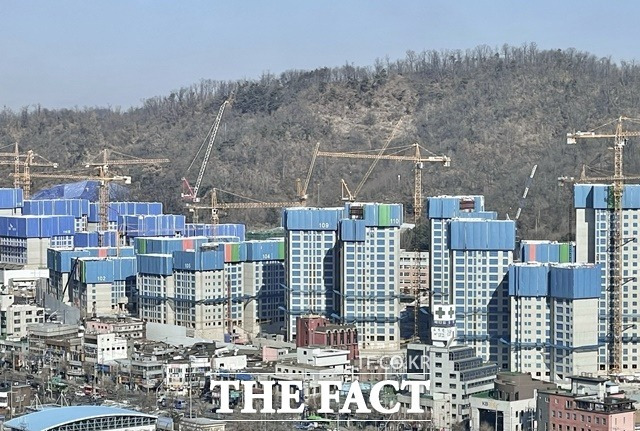 7월 한국건설산업연구원이 집계하는 건설경기실사지수가 전월보다 11.4포인트 개선된 89.9포인트를 기록했다. 수도권의 한 아파트 건설현장 모습. /더팩트 DB