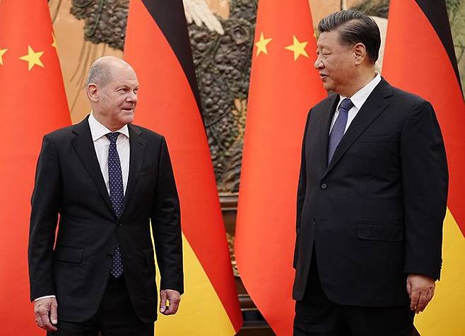 숄츠 독일 총리와 시진핑 중국 주석 - 올해 독일이 마이너스 성장을 할 것이란 전망으로 ‘유럽의 병자’가 됐다는 말이 나온다. 독일의 주요 수출시장인 중국의 경기회복이 지지부진한 게 그 이유 중 하나로 꼽힌다. 올라프 숄츠(왼쪽) 독일 총리는 지난해 11월 중국에서 시진핑 중국 국가주석과 정상회담을 가졌다. /EPA 연합뉴스