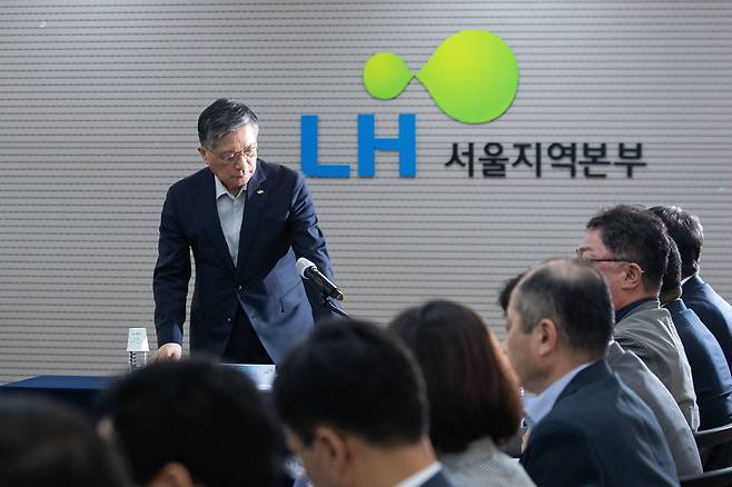 이한준 한국토지주택공사(LH) 사장이 2일 서울 강남구 LH 서울지역본부에서 열린 건설카르텔과 부실시공 근절을 위한 LH 책임관계자 긴급대책회의에 참석하고 있다. /뉴스1