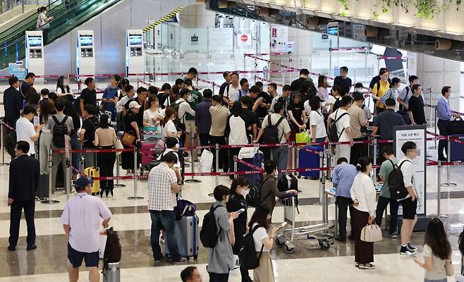 지난 17일 서울 강서구 김포공항 국제선 출국장에서 일본으로 향하는 여행객들이 탑승 수속을 하고 있다./연합뉴스