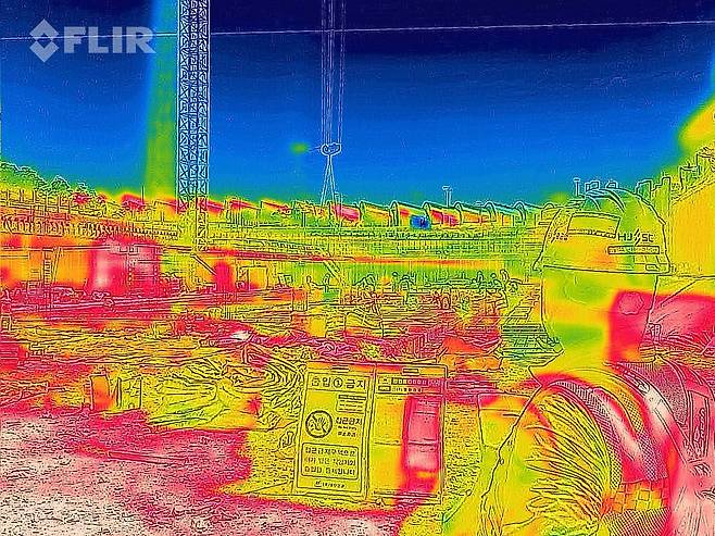 2일 오전 열화상카메라로 촬영한 인천국제공항 제2터미널 제2합동청사 확장 건설현장 모습. 온도가 높은 부분은 붉게, 낮은 부분은 푸르게 표시된다. /연합뉴스