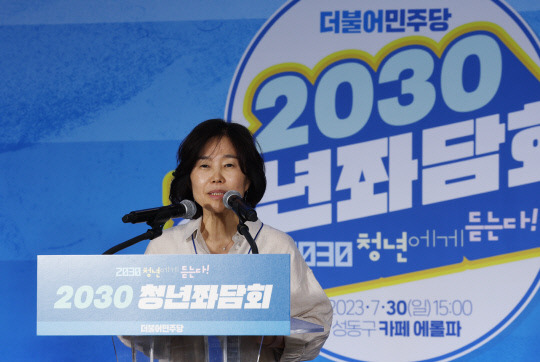 김은경 더불어민주당 혁신위원장이 지난달 30일 서울 성동구의 한 카페에서 열린 2030 청년좌담회에서 인사말을 하고 있다. 사진=연합뉴스