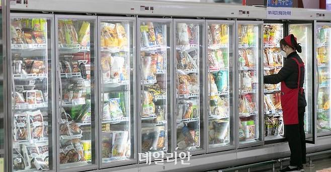 서울 시내의 한 대형마트 내 식품매장 도어형 냉장고에서 한 직원이 물건을 정리하고 있다.ⓒ뉴시스