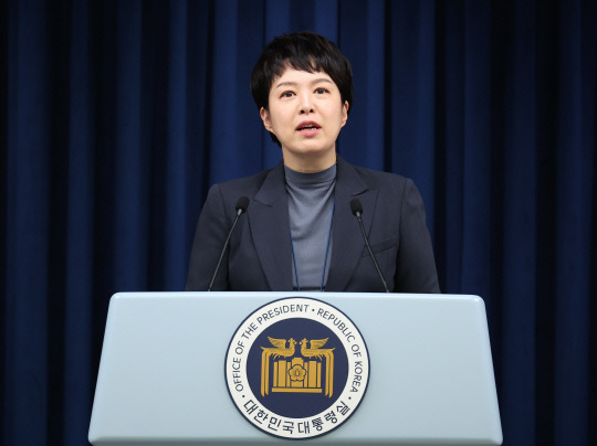 김은혜 대통령실 홍보수석이 2일 오후 서울 용산 대통령실 청사에서 현안 브리핑을 하고 있다. 연합뉴스