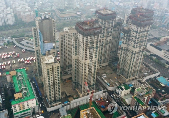 붕괴 사고가 난 광주 화정아이파크의 전면 철거와 재시공에 필요한 행정절차가 모두 마무리되며 시공사인 HDC현대산업개발은 본격적인 해체 공사에 들어갔다. 사진 연합뉴스