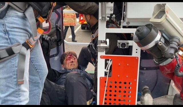 지난 5월 31일 새벽 김준영 금속노련 사무처장이 피를 흘리며 망루에서 끌려 내려오고 있다. 한국노총 제공