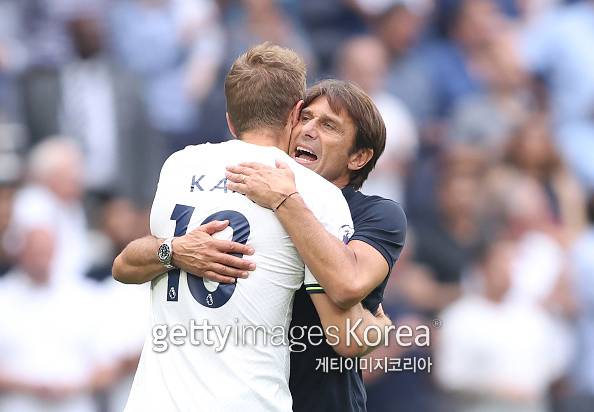 LONDON, ENGLAND - SEPTEMBER 03: Harry Kane of Tottenham Hotspur is embraced by Head Coach, Antonio Conte at the final whistle during the Premier League match between Tottenham Hotspur and Fulham FC at Tottenham Hotspur Stadium on September 03, 2022 in London, England. (Photo by Warren Little/Getty Images)