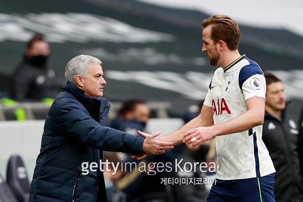 LONDON, ENGLAND - JANUARY 02: Jose Mourinho, Manager of Tottenham Hotspur shakes hands with Harry Kane of Tottenham Hotspur as he leaves the pitch during the Premier League match between Tottenham Hotspur and Leeds United at Tottenham Hotspur Stadium on January 02, 2021 in London, England. The match will be played without fans, behind closed doors as a Covid-19 precaution. (Photo by Ian Walton - Pool/Getty Images)