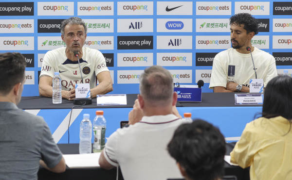 기자회견하는 PSG 엔리케 감독과 마르퀴뇨스선수 (부산=연합뉴스) 강덕철 기자 = 전북 현대와 친선전을 하루 앞둔 2일 PSG 엔리케 감독과 마르퀴뇨스선수가 부산 아시아드주경기장에서 열린 공식 기자회견에서 질문에 답하고 있다. 2023.8.2 kangdcc@yna.co.kr/2023-08-02 20:12:01/ <저작권자 ⓒ 1980-2023 ㈜연합뉴스. 무단 전재 재배포 금지.>