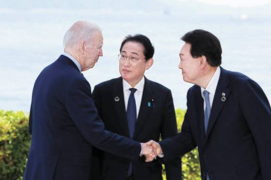 윤석열 대통령과 조 바이든 미국 대통령, 기시다 후미오 일본 총리는 오는 18일 미국 캠프 데이비드에서 첫 단독 3국 정상회의를 개최한다. 미국은 이를 계기로 3각 공조의 '약한 고리'로 평가받는 한일 간 안보 협력을 강화하는 데 관심을 두고 있다. [연합뉴스]
