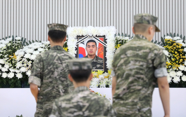 ▲ 경북 예천 실종자 수색에 투입됐다가 숨진 고 채수근 상병의 분향소가 마련된 포항 해병대 1사단 내 김대식관에서 지난달 20일 해병대원들이 조문하고 있다. 연합뉴스