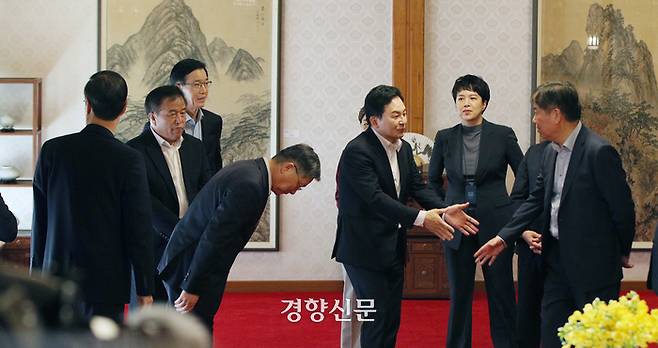 원희룡 국토교통부 장관(가운데)이 2일 오후 서울 종로구 총리공관에서 열린 고위당정협의회 시작에 앞서 김대기 대통령 비서실장(오른쪽)에게 악수를 청하고 있다. 원 장과 옆에 선 이한준 한국토지주택공사(LH) 사장이 김 실장에게 허리 숙여 인사하고 있다. 권도현 기자