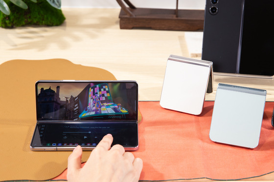 A user plays a game on the Galaxy Z Fold 5 with gaming screen on the top half and the controller pad on the bottom half. [SAMSUNG ELECTRONICS]