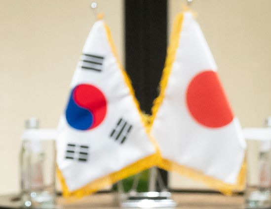 Flags of Korea, left, and Japan placed on the table as the two countries' defense ministry chiefs met in Singapore on June 4 [YONHAP]