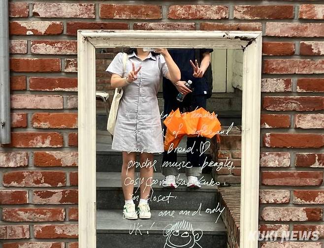 지난달 26일 한 심부름 애플리케이션에서 만난 친구와 찍은 인증샷.&nbsp; &nbsp;사진=이예솔 기자