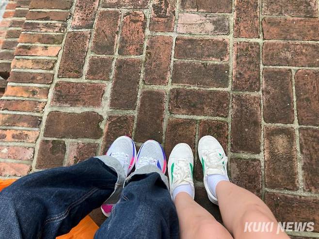 지난달 26일 한 심부름 애플리케이션을 통해 만난 친구와 찍은 사진.&nbsp; &nbsp;사진=이예솔 기자