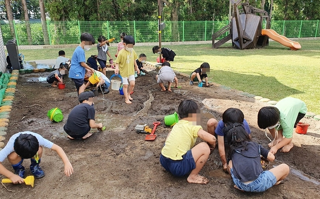 서귀포 도순초등학교 병설유치원 아이들이 유치원 흙놀이장에서 즐거운 시간을 보내고 있다. 제주도교육청 제공