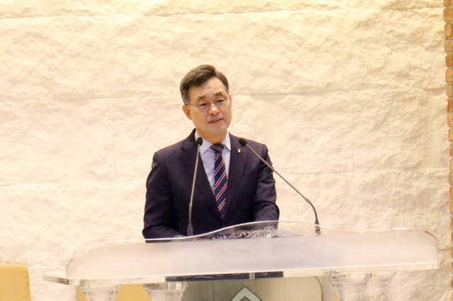 김의식 예장통합 부총회장이 1일 서울 종로구 한국교회100주년기념관에서 열린 '연석회의'에서 총회 장소에 대해 설명하고 있다. 한국기독공보 제공