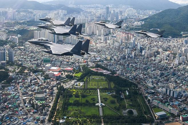 한국과 프랑스의 4.5세대 전투기를 대표하는 F-15K 3대(왼쪽)와 라팔(Rafale) 2대가 6·25전쟁 정전협정 70주년을 앞뒀던 지난달 25일 부산유엔기념공원 상공을 추모비행하고 있다. [매경DB]