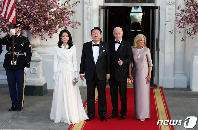 (워싱턴 로이터=뉴스1) 김성식 기자 = 미국을 국빈 방문한 윤석열 대통령과 김건희 여사가 26일(현지시간) 워싱턴 DC 백악관에서 열린 국빈만찬을 앞두고 조 바이든 대통령과 부인 질 바이든 여사와 나란히 서서 기념 촬영을 하고 있다. 2023.04.26.  ⓒ 로이터=뉴스1  Copyright (C) 뉴스1. All rights reserved. 무단 전재 및 재배포 금지.