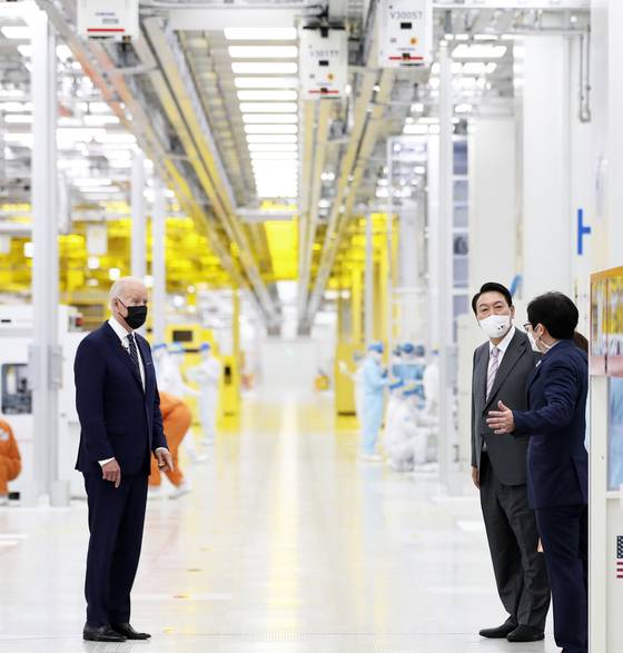 (평택=뉴스1) 오대일 기자 = 윤석열 대통령과 조 바이든 미국 대통령이 20일 경기 평택 삼성전자 반도체 공장을 방문해 반도체 생산라인을 둘러보며 관계자의 설명을 듣고 있다. (대통령실사진기자단) 2022.5.20/뉴스1