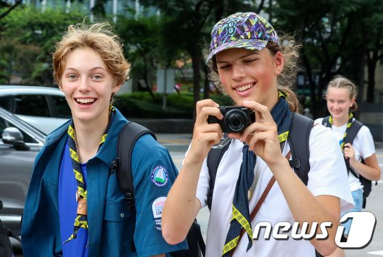 2023 새만금 세계스카우트잼버리 대회에 참가하는 학생들이 지난달 26일 서울 종로구 인사동 인근을 지나고 있다 /사진=뉴스1