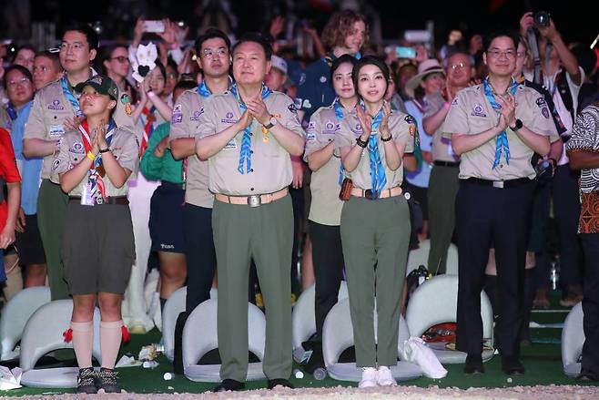 [부안=뉴시스] 전신 기자 = 2일 전북 부안군 새만금 일대에서 열린 2023 새만금 제25회 세계스카우트잼버리 개영식에서 스카우트 선서 보며 박수치고 있다. 2023.08.02.