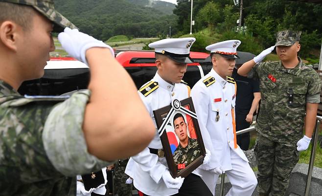 집중호우 실종자 수색을 하던 중 급류에 휩쓸려 숨진 채수근 상병 사고에 해병대 제1사단장이 사의를 표명한 것으로 전해졌다. 사진은 고(故) 채수근 해병대 1사단 포병대대 상병의 안장식이 지난달 22일 대전 유성구 국립대전현충원 장병 4묘역에서 거행된 모습. /사진=뉴스1