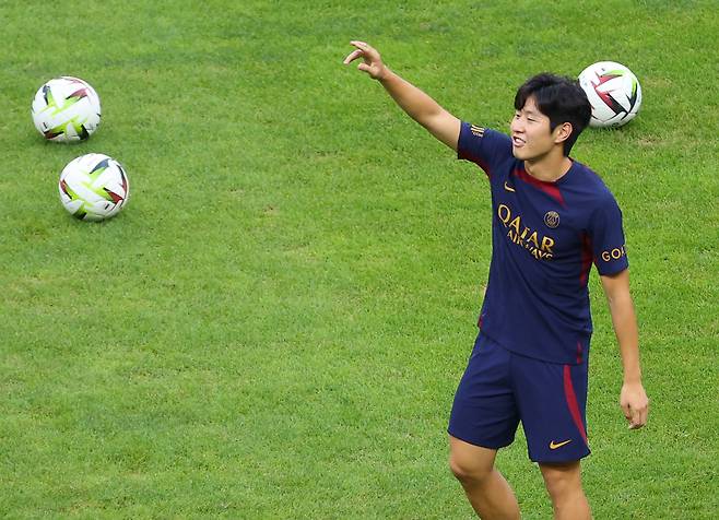 파리 생제르맹(PSG) 이강인이 2일 오후 부산 연제구 아시아드주경기장에서 열린 팀 오픈트레이닝에서 동료들과 훈련을 하고 있다. 연합뉴스