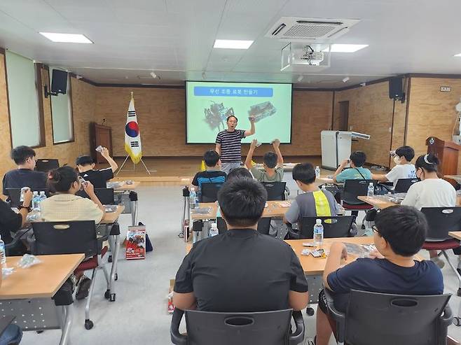 창녕교육지원청이 미래의 소중한 친구 로봇이라는 주제의 체험프로그램을 운영하고 있다. (사진=창녕교육지원청 제공) *재판매 및 DB 금지