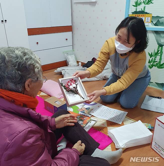 [대구=뉴시스] 대구의 치매안심센터에서 독거 및 부부 치매 노인을 대상으로 인지재활키트 '행복한 기억상자'를 전달하고 있다. 뉴시스DB. 2023.08.02. photo@newsis.com