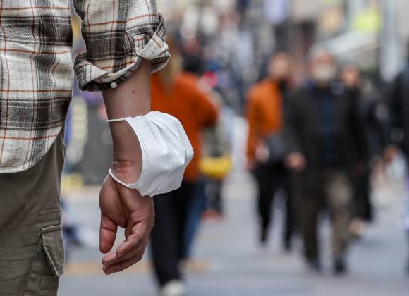 서울 중구 명동거리에서 시민들이 마스크를 벗고서 걷고 있다.  뉴스1