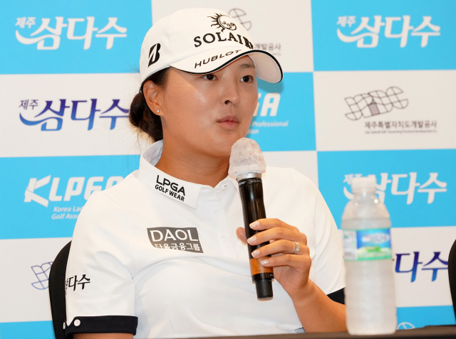 고진영이 2일 KLPGA 투어 제주삼다수 마스터스 기자회견에서 인터뷰를 하고 있다. 사진 제공=KLPGA