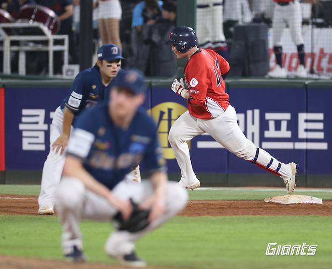 2일 사직 NC전에서 에릭 페디를 상대로 홈런을 친 정보근. 롯데 자이언츠 제공