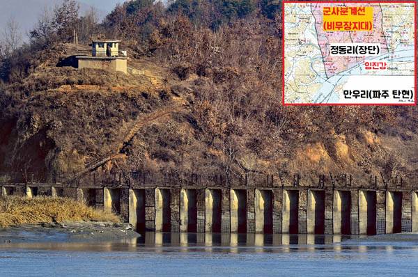 경기 파주 만우리에서 바라본 임진강 건너편 북한지역. 콘크리트 다리에 침부방지용 철망이 설치돼 있다. 여기부터가 한강 하류 중립수역이 시작된다. / 박종우 사진작가 제공