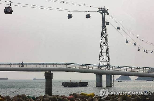 부산 송도해수욕장 (부산=연합뉴스) 진성철 기자 = 3월 10일 부산시티투어버스에서 바라본 영도 송도해수욕장. 우리나라 최초의 해수욕장이다.   2022.3.10 zjin@yna.co.kr